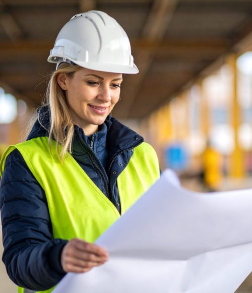 Ingeneurin studiert Konstruktion für Fassadenbau