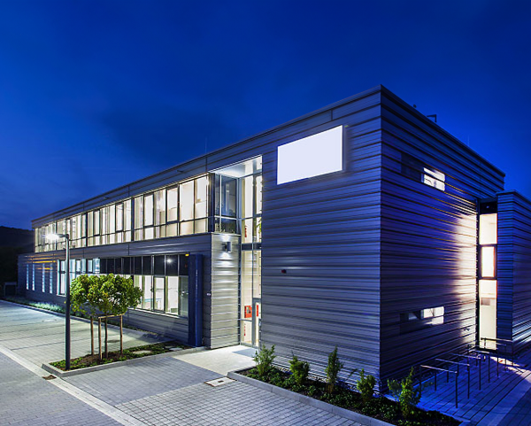 Fassadenbau mit hinterlüfteter Fassade bei Nacht