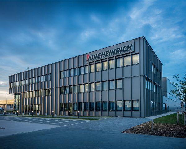 Dachtrapezprofile und hinterlüftete Fassade mit Sidingprofilen