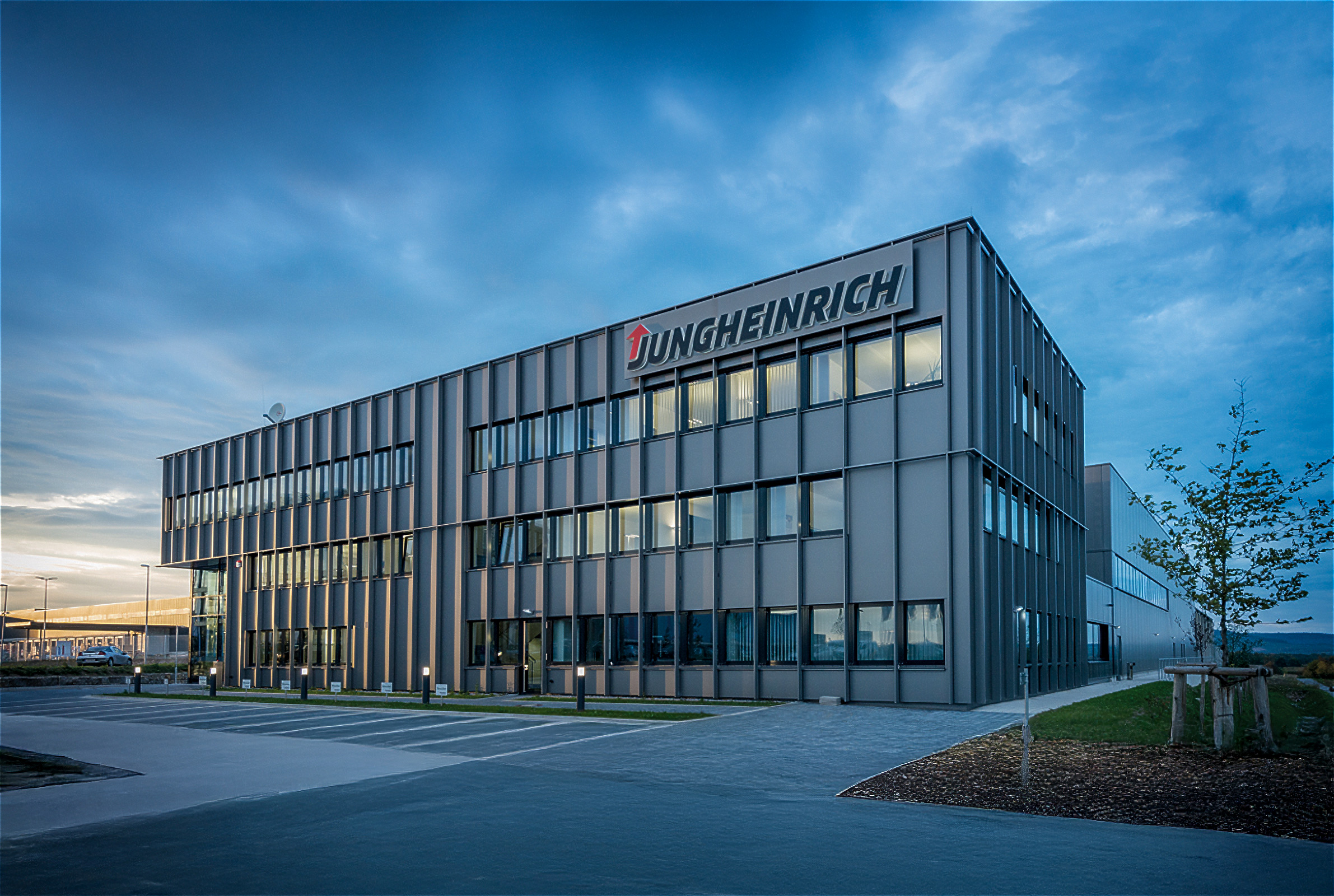 Dachtrapezprofile und hinterlüftete Fassade mit Sidingprofilen