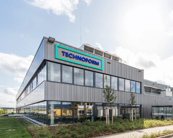 Dach- und Fassadenbau am Industriegebäude Technoform