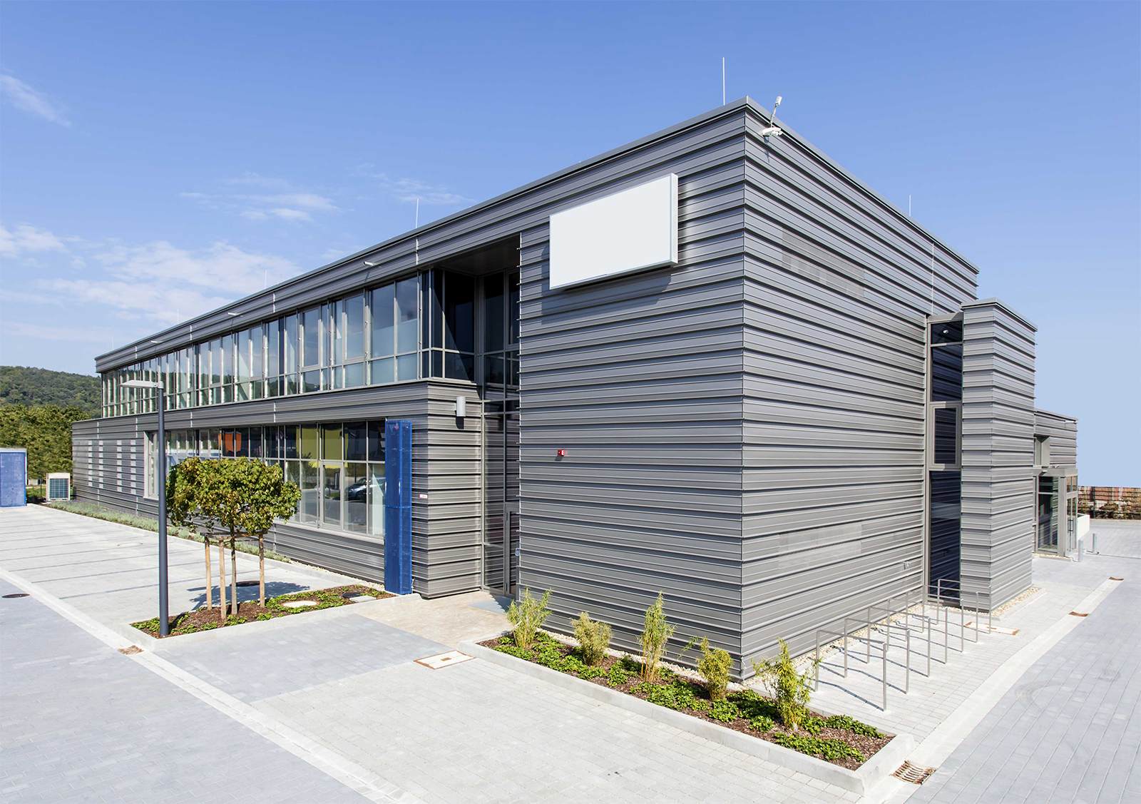 Kasettenwandkonstruktion mit Stehfalzelementen bei Tageslicht.